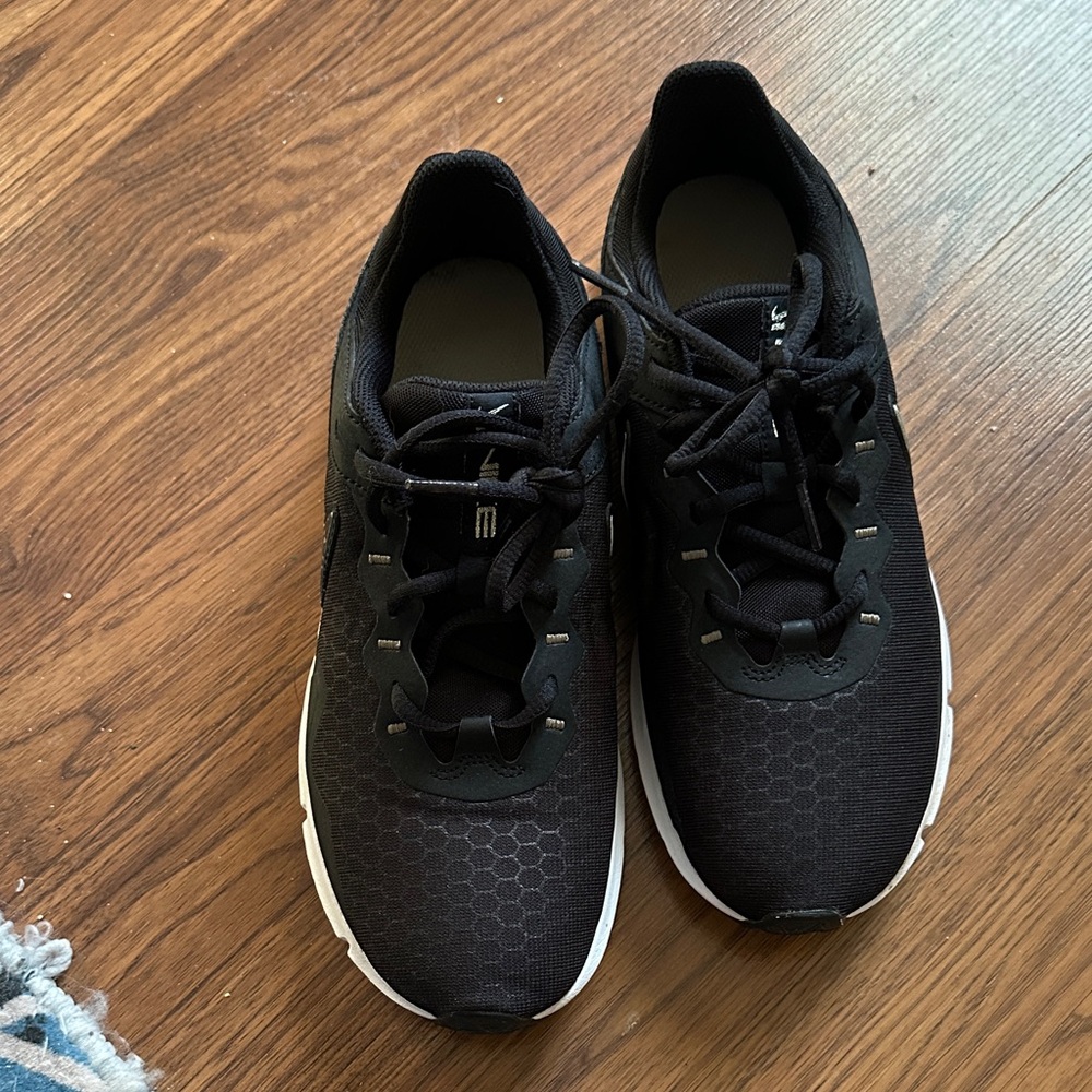 Nike Black and White Athletic Shoes - Picture 2 of 4